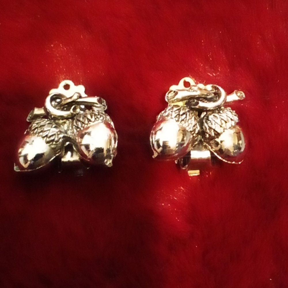 Vintage Acorn Clip On Earrings